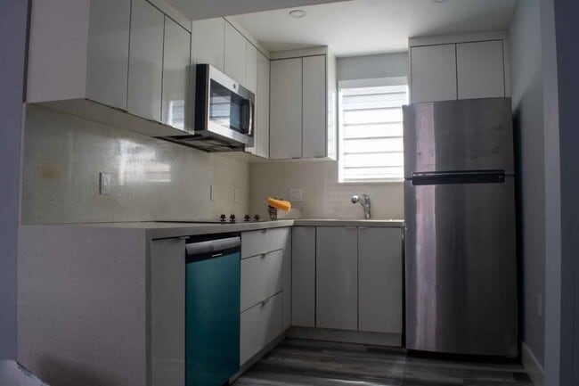 Building Photo - 1652 NW 1st St Unit 2