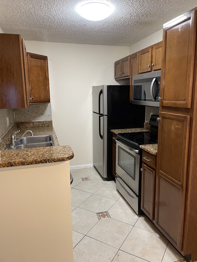 Kitchen - 712 Secret Harbor Ln Unit 106