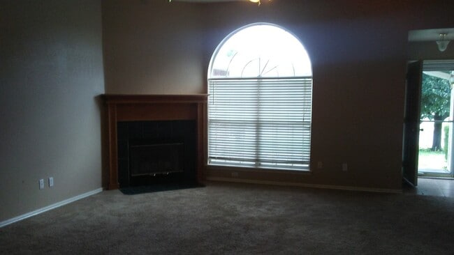 Building Photo - 4 Bed, 2 Bath, 2 car garage home, 1.5 miles from OU campus.