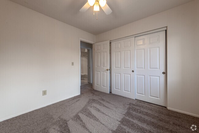 2BR, 1BA - 825SF
