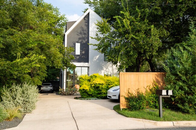 Building Photo - 2509 Durwood St Rental