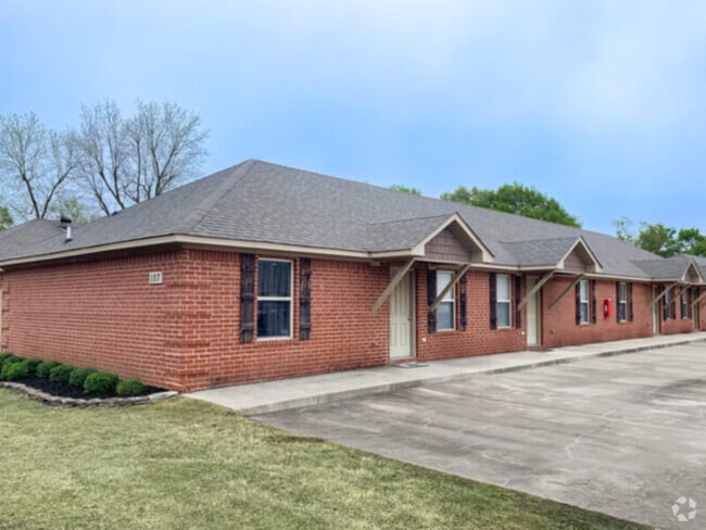 Building Photo - The Oaks: Water &amp; Sewer Included Rental