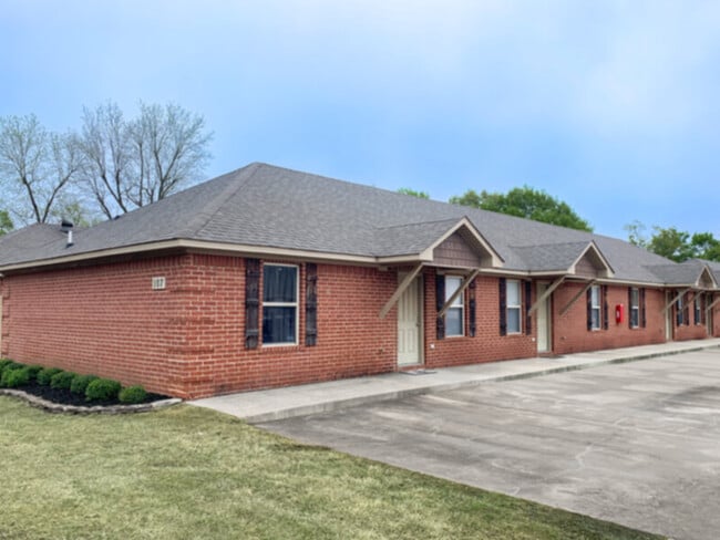 The Oaks: Water &amp; Sewer Included - The Oaks: Water &amp; Sewer Included House