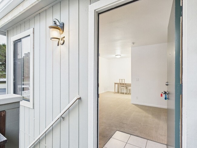 Building Photo - Upstairs 1 bedroom condo now available at Cypress Park