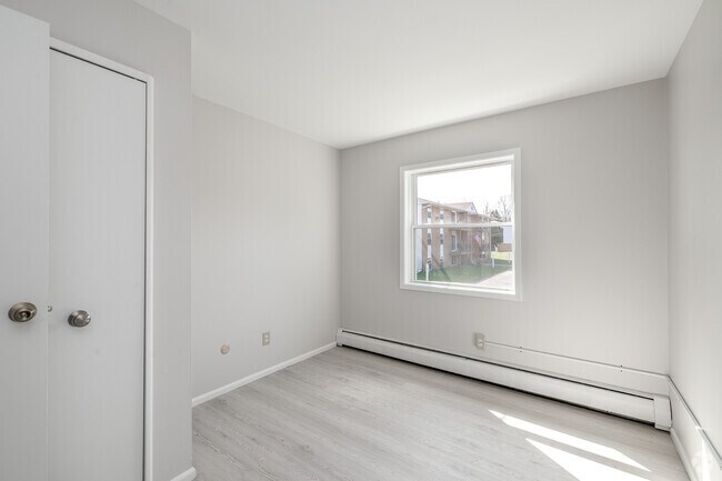 2BR, 1BA - 800SF - Secondary Bedroom