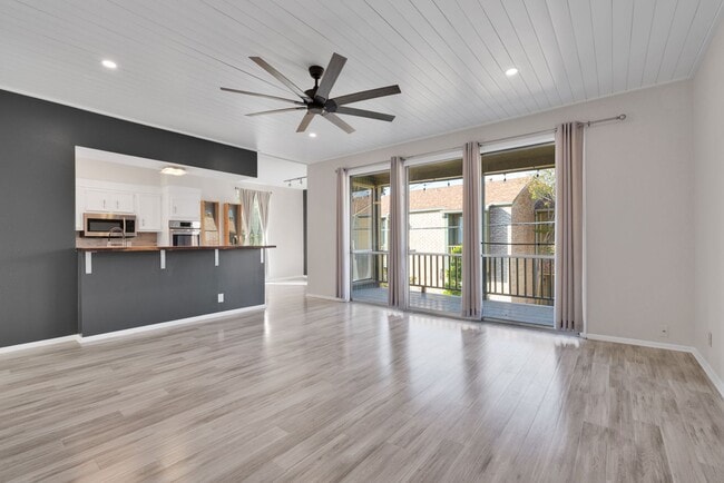 Building Photo - Charming 2 Bedroom Condominum Unit 601