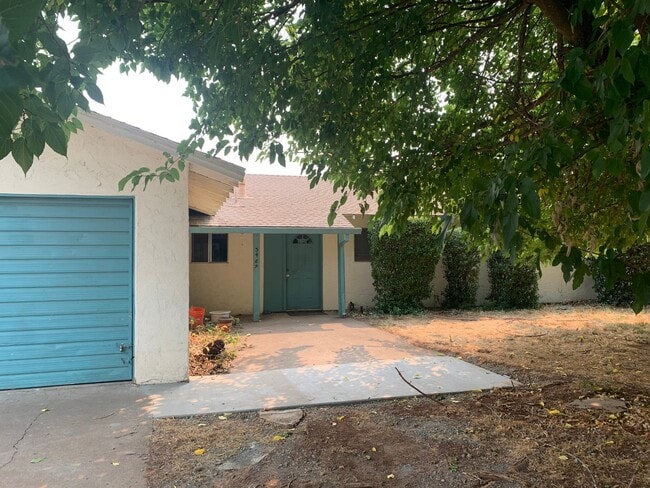 Building Photo - 4 bedroom home in convenient location on Alta Mesa Dr.