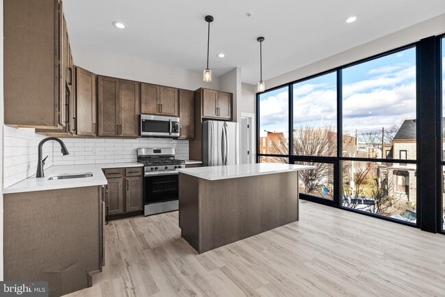 Building Photo - 400 S Conkling St Unit 4