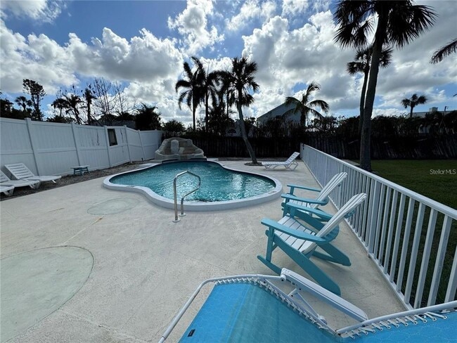 Photo - 301 Colonia Ln W