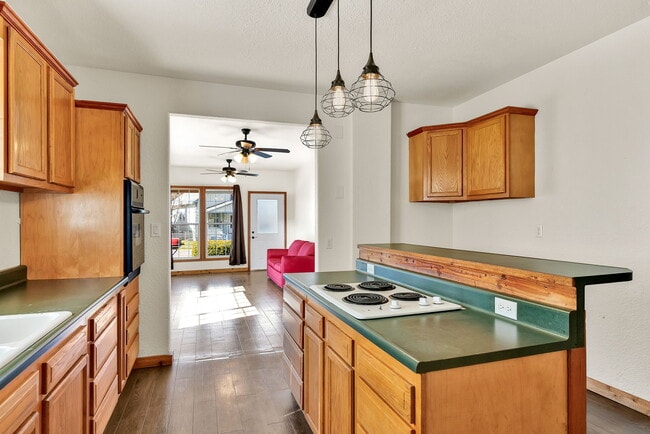 16 W Mullan Ave