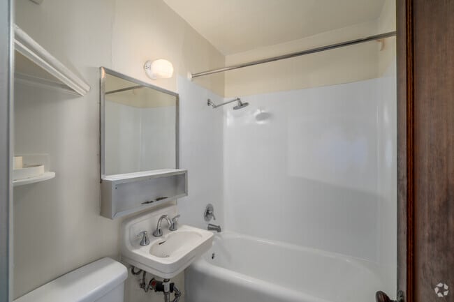 1BR, 1BA - 600SF - Bathroom