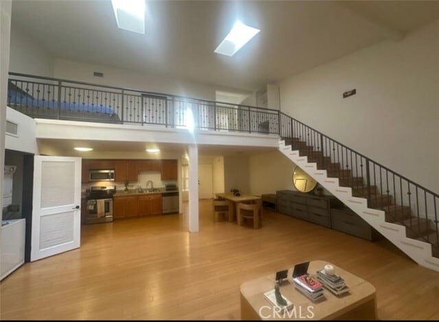 Building Photo - 255 W 7th St Rental