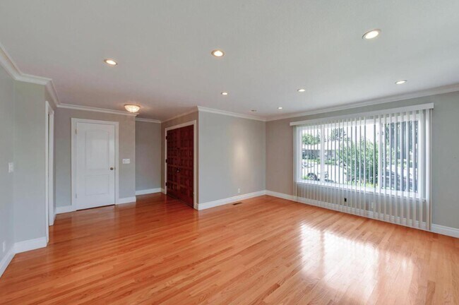 Photo - 6558 Crown Blvd