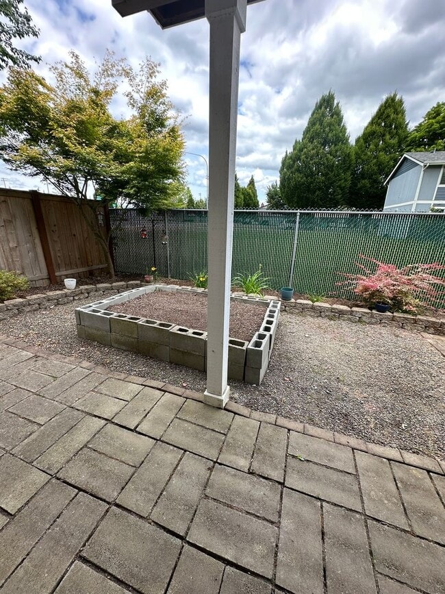 Photo - Beautiful downtown Sumner Townhouse Condo with garage. Aug 1.