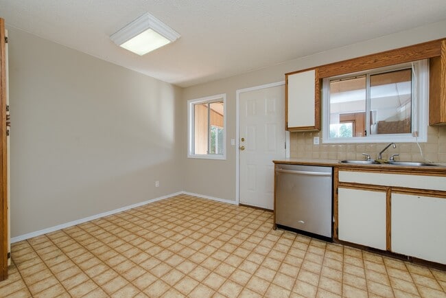 Photo - 8596 Ashwell Rd