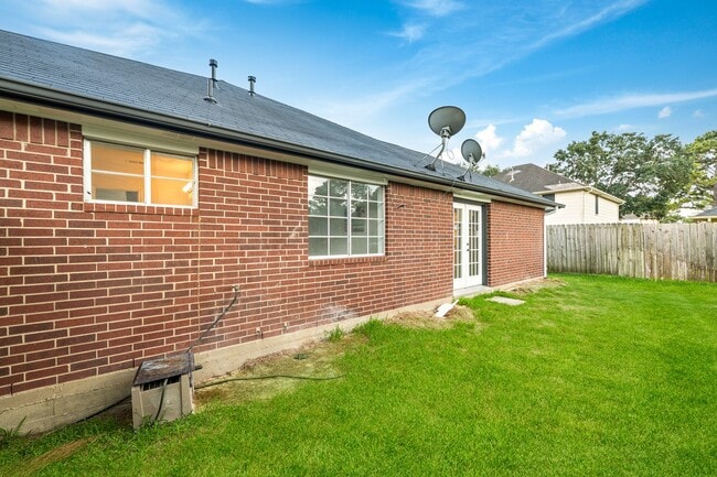 Building Photo - 22719 Old Church Ln