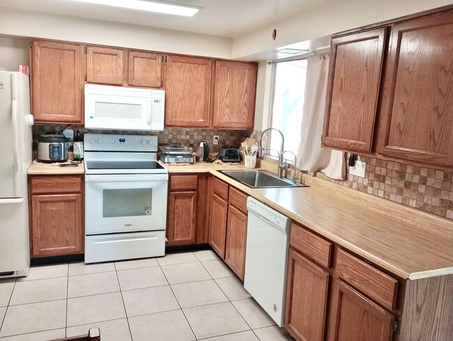 Photo - 1138 E Avenida Grande