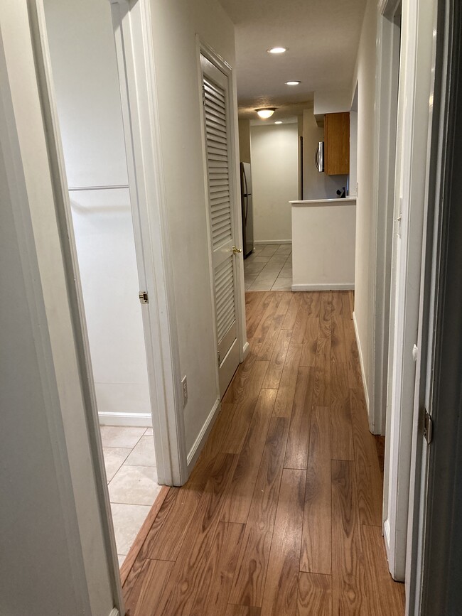 Hallway - 4002 Governors Sq Unit 4002-3 Governors Sq
