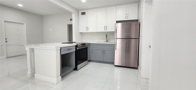 Photo - 830 NE 143rd St