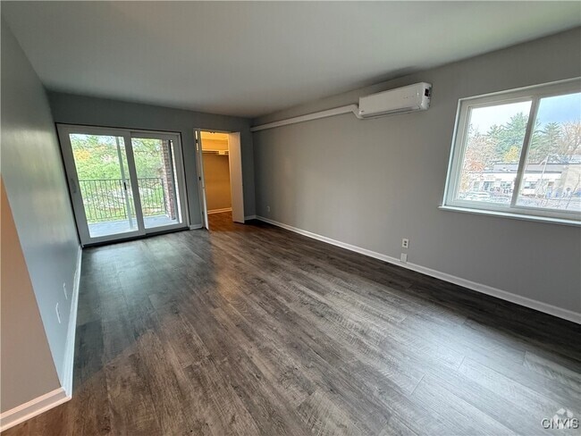 Building Photo - 2410 Oneida St Rental
