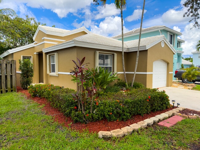 Photo - 6561 Fern St