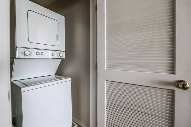 Building Photo - 2 BEDROOM TOWNHOUSE WITH GARAGE!