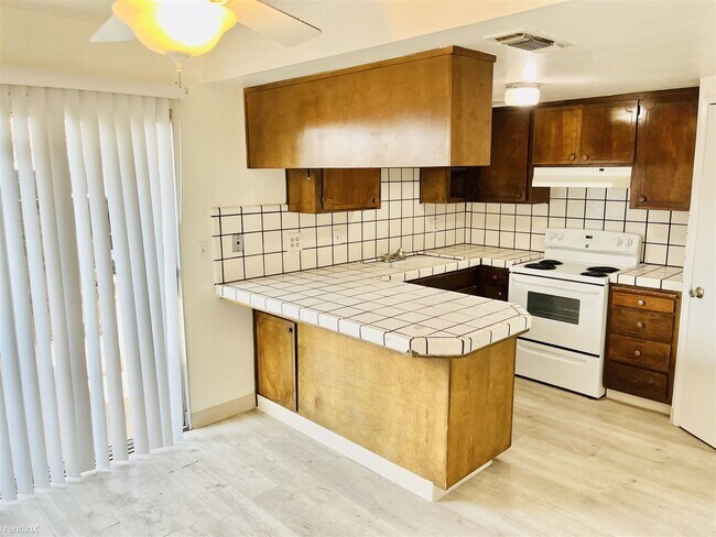 Photo - 3 br, 2 bath 4plex - 906 South Garfield St...