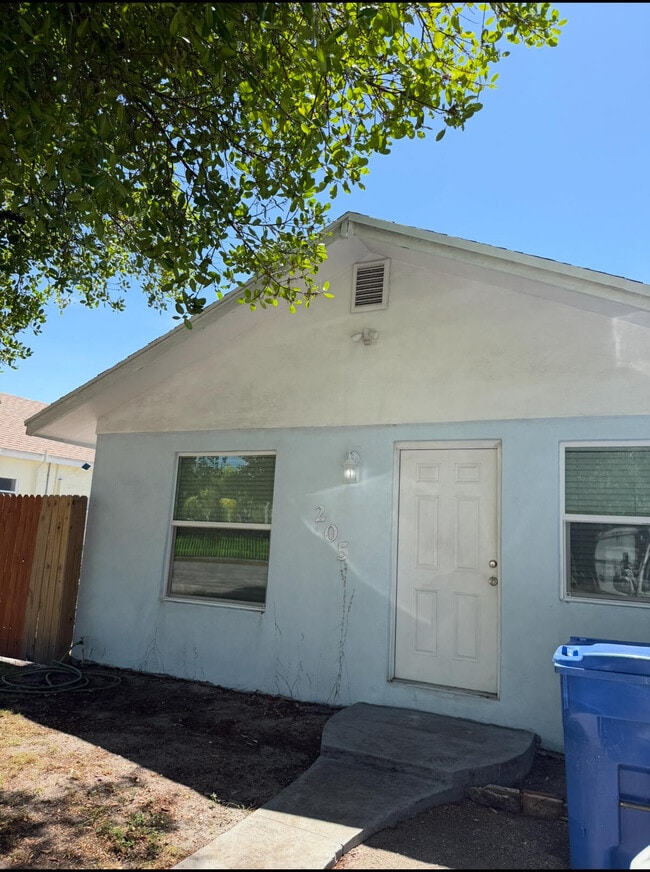 Photo - 205 N Oak St House