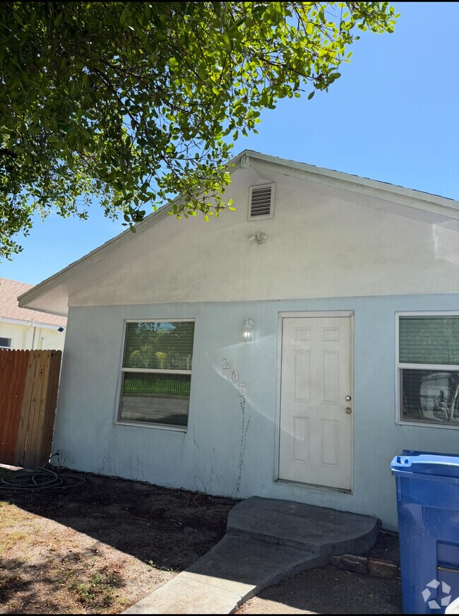Building Photo - 205 N Oak St Rental