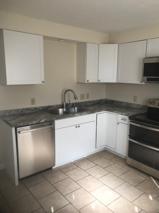 102 E Unaka Ave