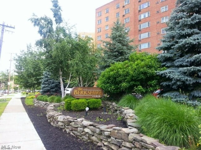 Building Photo - 11820 Edgewater Dr Unit 417