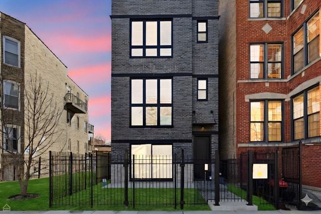 Building Photo - 4841 S Prairie Ave Unit 1
