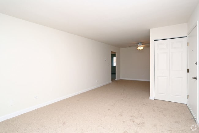 2BR, 1BA - 975SF - Living Room