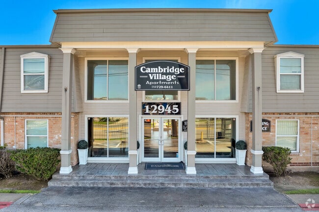 Entrada del edificio - Cambridge Village Apartments