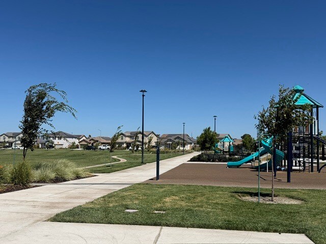 Newer Build, All Electric Home 5 Bedrooms, Loft, 3 bathrooms