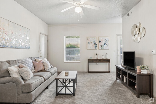 2BR, 2BA - 1,043SF - Living Room