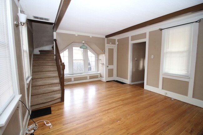 Building Photo - Adorable 3bdrm Downtown Bungalow Rental