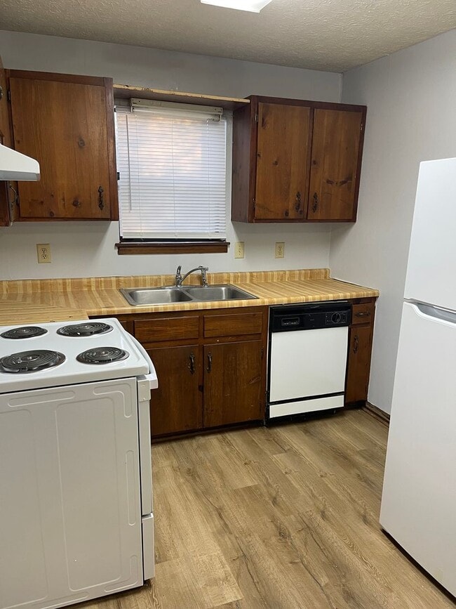 Photo - 2 bedroom, 1 bath duplex is located on a cul-de-sac near Cedar Shoals High School