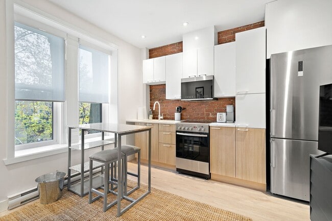 Building Photo - 3722 Av. Laval Unit 5
