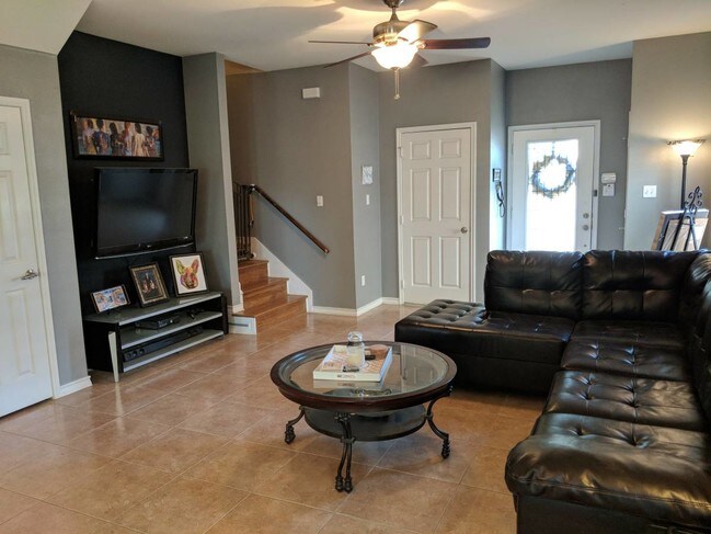 living room - 826 N Beckley Ave