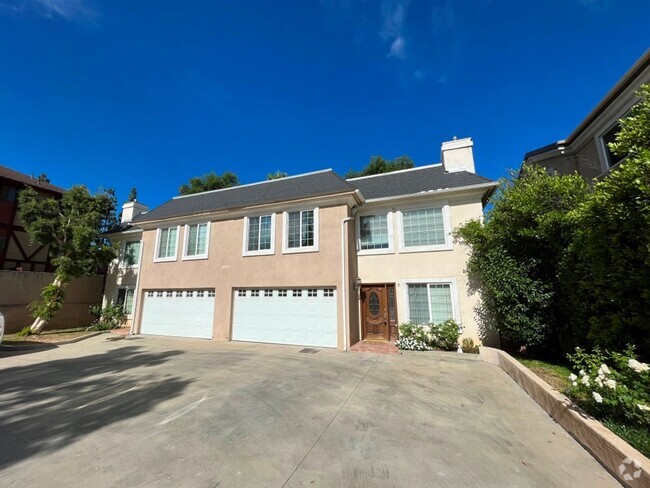 Building Photo - Upgraded 3+2.5 end unit w/attached garage ... Rental