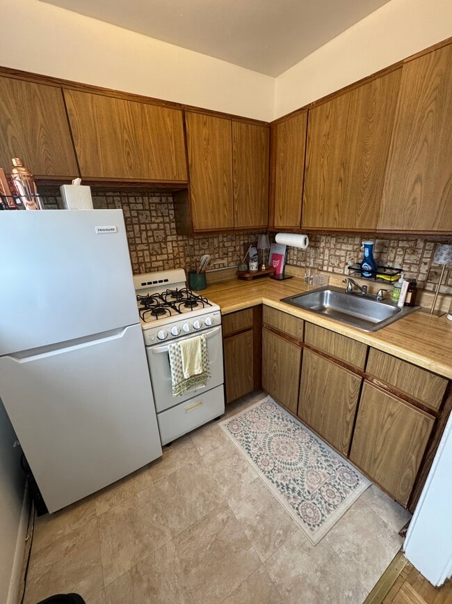 Building Photo - 737 W Belmont Ave Unit 3