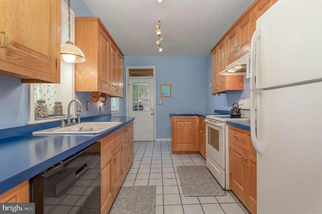 Photo - 340 E Locust St