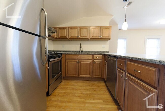 Building Photo - Large newly renovated 3 bedroom Rental