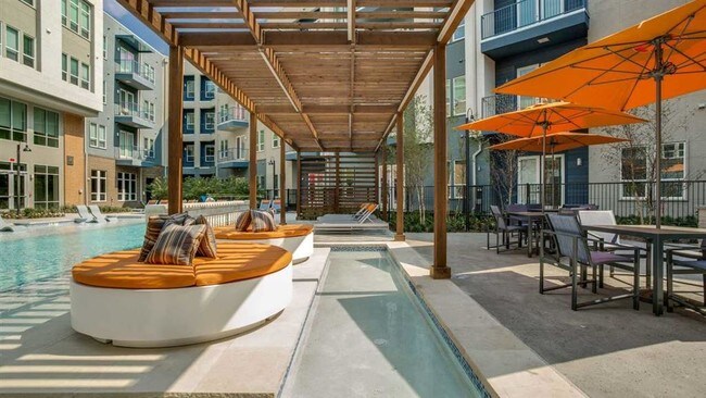 Piscina tranquila con cabañas privadas. - Junction at Galatyn Park