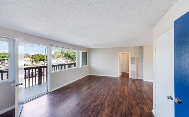 Flat w/ Balcony