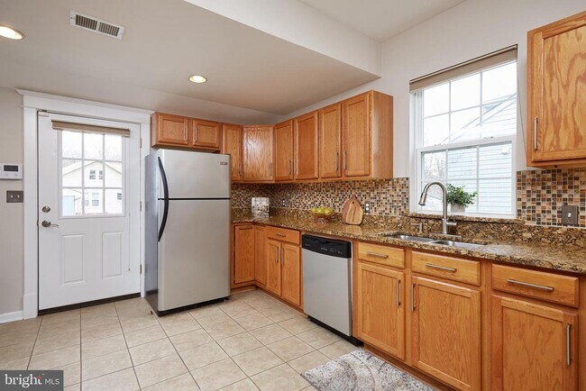 Photo - 3707 Perry St Unidad 2-level furnished home