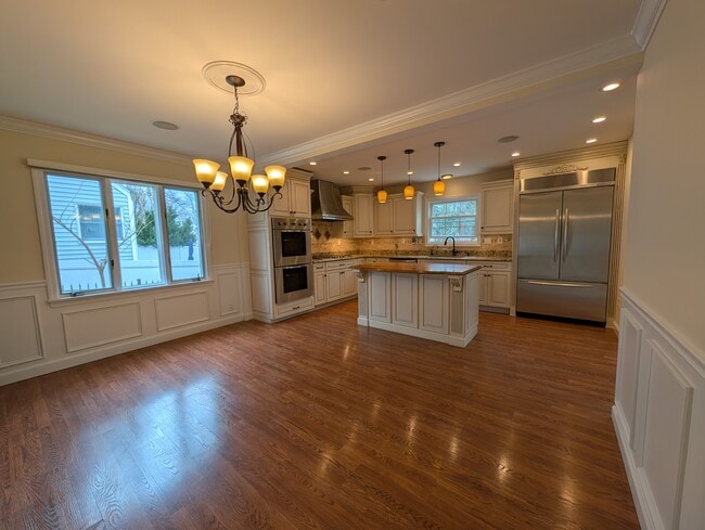 Photo - 449 Van Buren St