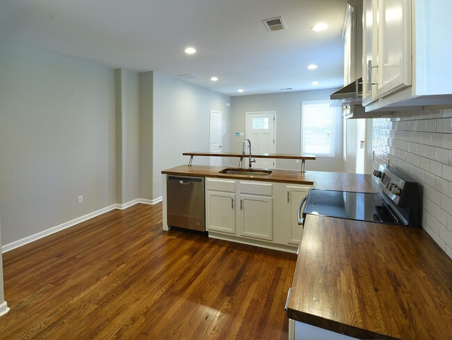 Photo - 1 Bedroom, 1 Bathroom Duplex Near Stone Wall and N Avalon