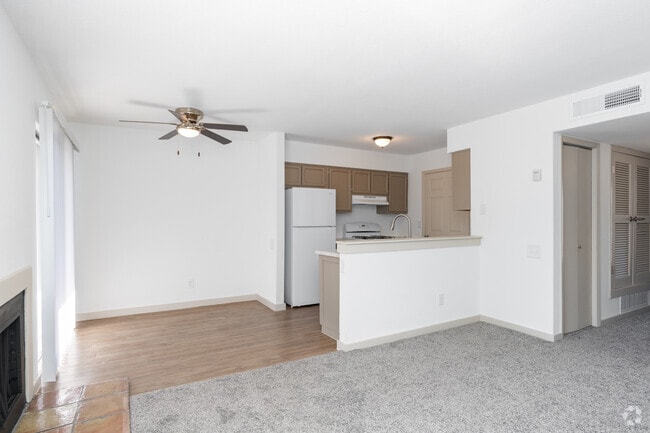 2 habitaciones, 1 baño - 850 pies cuadrados - Sala de estar - Vista Oeste